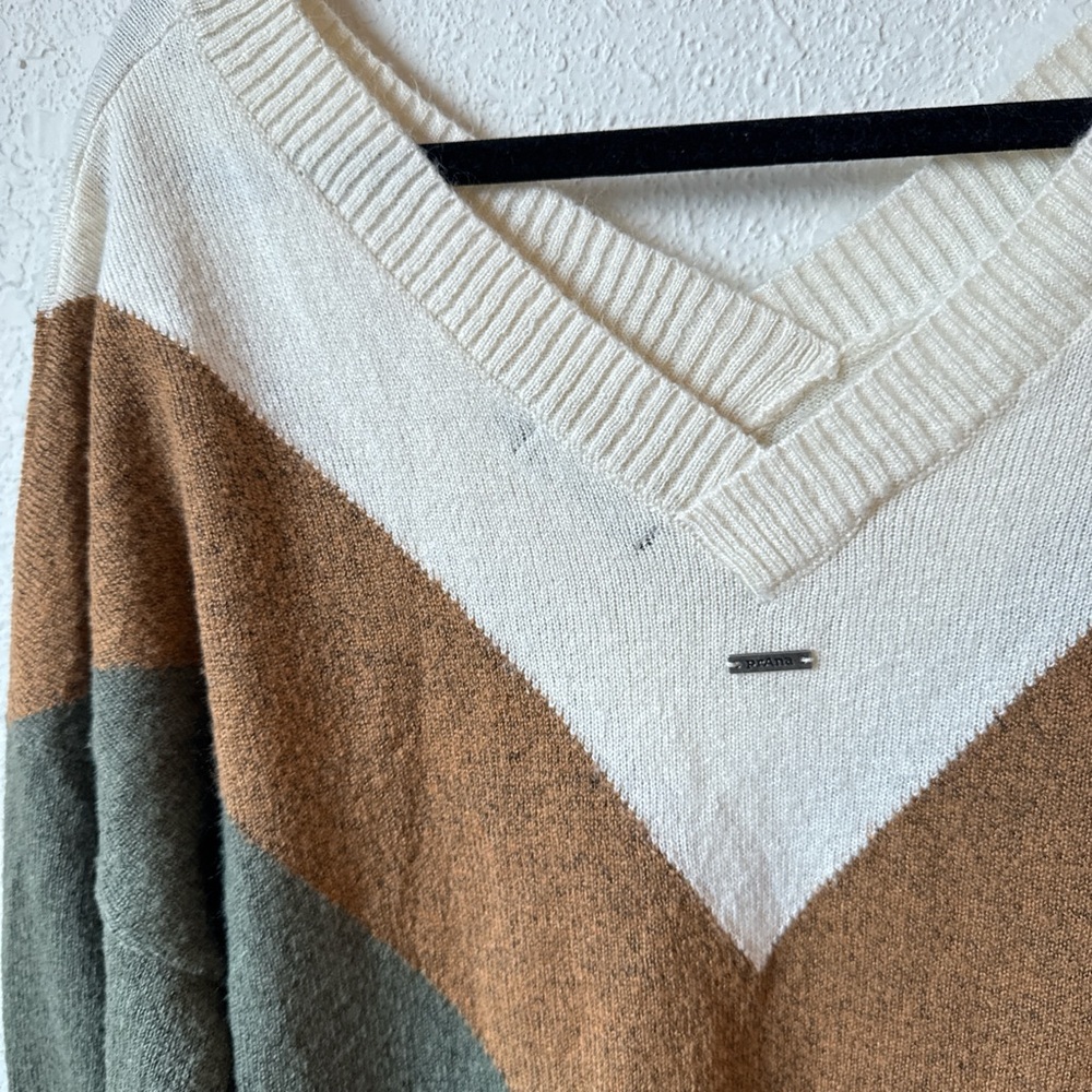 Colorblock V-Neck Sweater - Picture 6 of 7